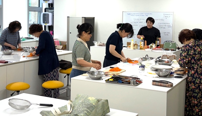 15일 오후 2시쯤 찾은 대구 달서구 월성1동 복합청사 내부 '달서평생학습관'. 수강생들이 '그린레시피 다이어트 건강요리'를 수강하고 있다.