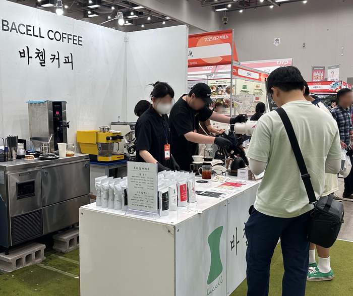 지난 13일 대구카페쇼를 찾은 방문객들이 스페셜티 원두를 한자리에 모은 특별기획존 '로스팅타운' 내 바첼커피 부스를 둘러보고 있다. 조현희기자