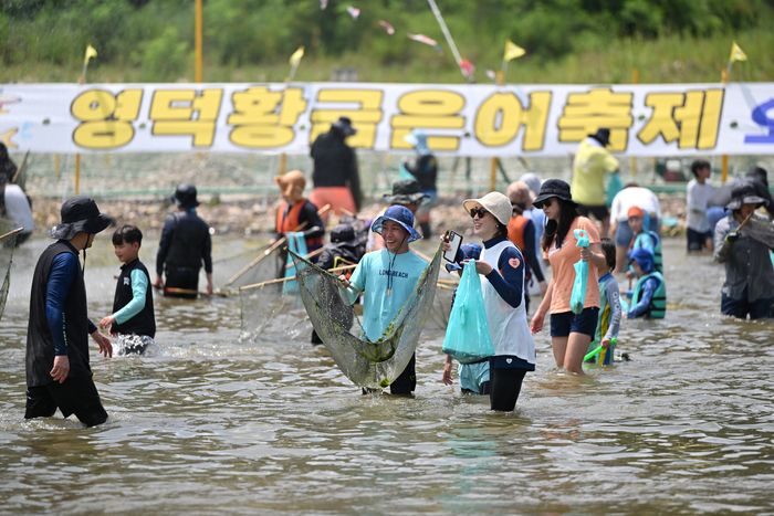 경북 산불 이후 처음 열리는 '2025 영덕황금은어축제'가 오는 8월 2일부터 3일간 영덕읍 오십천 둔치 일대에서 개최된다. 사진은 지난해 열린 반두잡이 체험 모습(영남일보 DB)