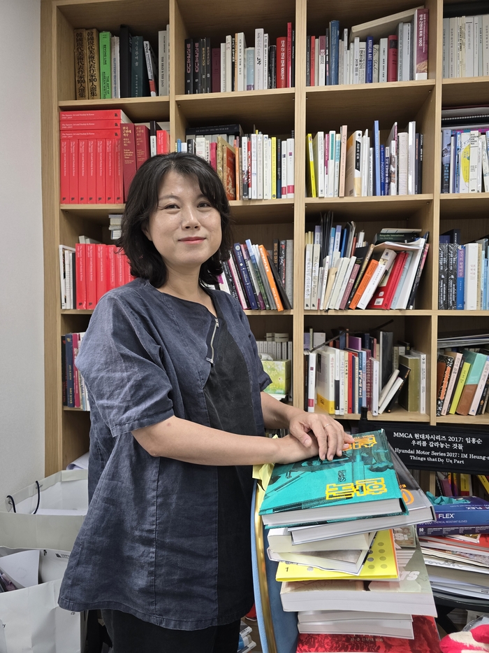 강수정 국립현대미술관 근대미술팀장이 대구에 얽힌 추억을 이야기하고 있다.