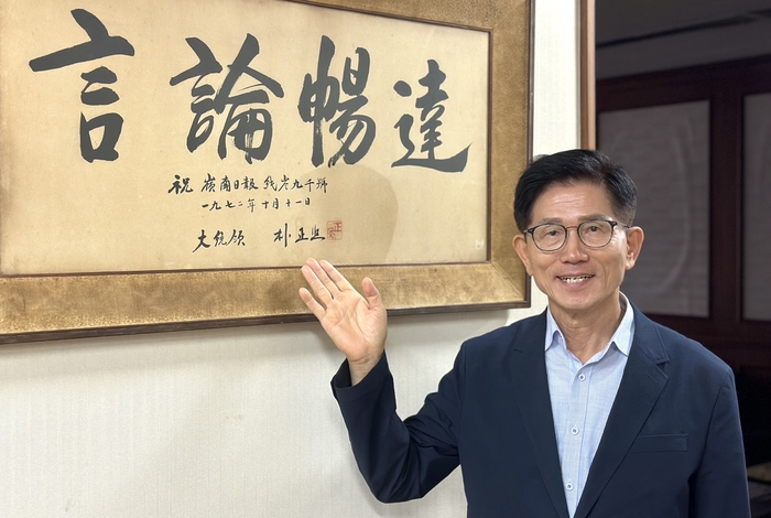 16일 대구 영남일보를 찾은 김문수 전 고용노동부 장관이 '言論暢達(언론창달)'이라고 쓰여진 박정희 전 대통령의 친필 휘호 액자 앞에서 기념촬영을 하고 있다. 이 휘호는 1972년 10월11일 영남일보 창간 27주년을 축하하기 위해 박 전 대통령이 직접 썼다. 박지현기자 lozpjh@yeongnam.com