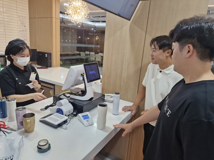 경북도청 직원 박숭인, 고대권 씨가 텀블러를 꺼내놓고 커피를 주문하고 있다. 오주석 기자