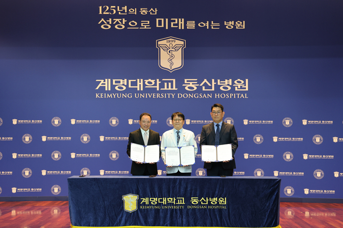 왼쪽부터 Paul Tso 프로톰(ProTom) 대표, 조치흠 계명대 동산의료원장, 전성배 메디앤로드 대표가 계약서를 들고 기념촬영을 하고 있다.<동산의료원 제공>