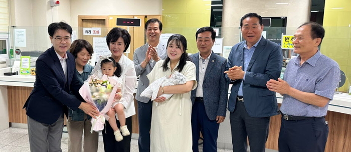구미시 고아읍 기관단체장이 인구 4만명째 출생신고한 산모와 아이를 축하해 주고 있다.<고아읍 제공>