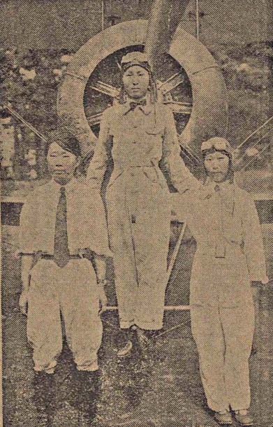 다치카와비행학교 재학 시절 박경원(가운데)<매일신보 1933년 8월 9일자 수록 사진·출처 대한민국 신문 아카이브·대구문화예술진흥원 제공>
