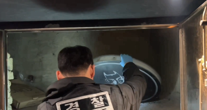 대구 경찰이 지난해 9월~12월 실시한 마약 특별단속에서 대구 시내 한 클럽 화장실 내부를 수색하고 있다. 대구경찰청 제공