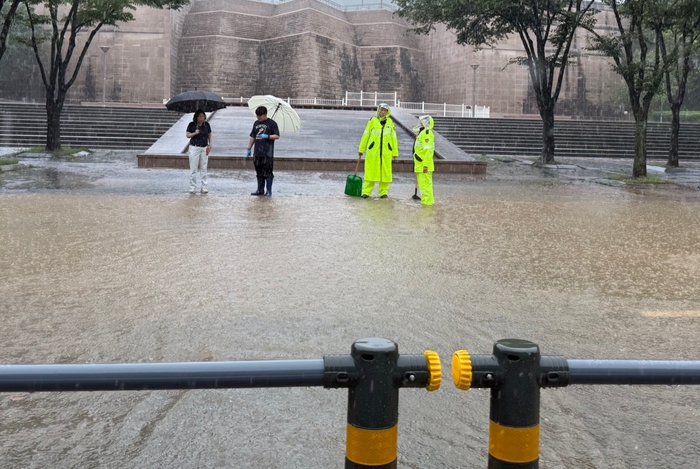 17일 오후 2시를 기해 대구 전역에 호우경보가 발효된 가운데, 달서구 두류공원 야외음악당 앞 왕복 5차선 도로가 물에 잠겼다. 구경모기자