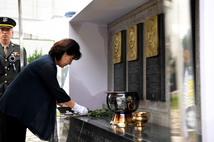 마린온 순직 장병의 유가족이 헌화를 하고 있다. <해병대항공단 제공>