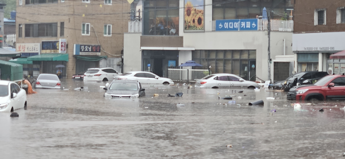 17일 오후 3시쯤 대구 북구 노곡동 마을 입구에는 침수 피해로 다수 차량이 물에 잠겼다. 북구청 제공.