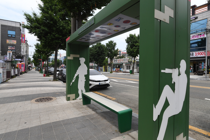 포항 문덕 헬로 부대 거리 곳곳에는 헬로부대 공감쉼터가 설치돼 있다. 쉼터에 앉아 천장을 보면 육해공군 각 부대 및 사단의 부대마크가 보인다.
박관영기자 zone5@yeongnam.com
