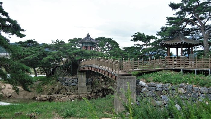 강선대와 등선정. 강선대에 신선이 내려왔으니, 신선이 올라가는 자리도 필요하다고 생각한 모양이다. 순정한 이치겠다.