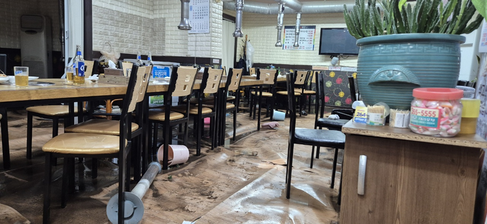17일 대구 북구 노곡동의 한 식당 내부가 침수로 어질러진 모습. 바닥에는 진흙과 물때가 남아 있고, 의자와 식탁 주변에 쓰러진 물품들이 그대로 방치돼 있다. 최우영 북구의원 제공.