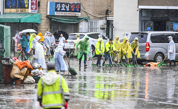 17일 오후 대구 북구 노곡동 침수 지역에서 자원봉사자들과 복구 인력들이 삽과 밀대를 이용해 도로에 남은 흙더미와 오물을 치우고 있다. 피해 지역에는 빗줄기가 이어지는 가운데 긴급 복구가 진행 중이다.
이현덕기자 lhd@yeongnam.com