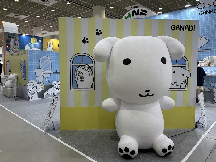 18일 서울 강남구 코엑스에서 열린 '캐릭터 라이선스 페어 2025'에 참가한 인기 이모티콘 캐릭터 '가나다' 홍보 부스 모습. <사진=정수민기자>