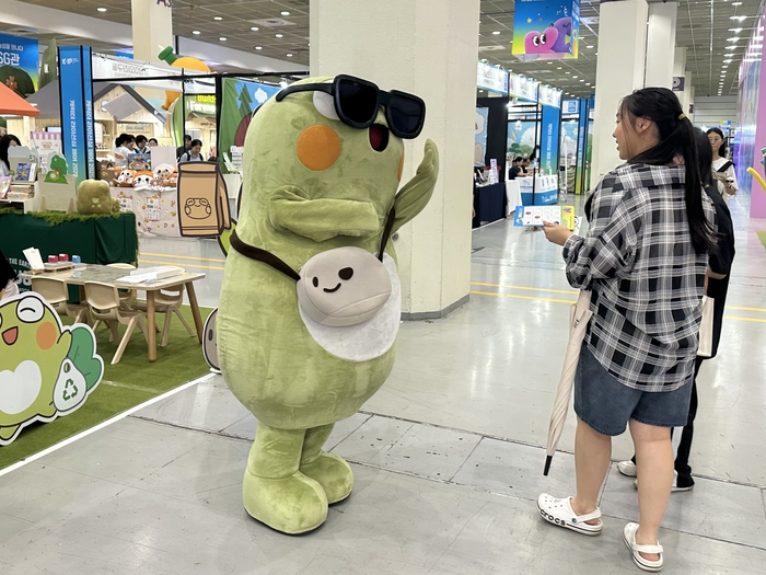 18일 서울 강남구 코엑스에서 열린 '캐릭터 라이선스 페어 2025' 홍보 부스에서 수성구 마스코트 '뚜비'가 관람객들과 소통하고 있다. <사진=정수민기자>