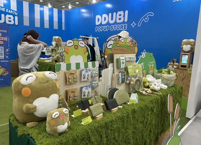 18일 서울 강남구 코엑스에서 열린 '캐릭터 라이선스 페어 2025'에 참가한 대구 수성구 마스코트 '뚜비' 홍보 부스 모습. <사진=정수민기자>