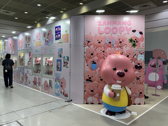 18일 서울 강남구 코엑스에서 열린 '캐릭터 라이선스 페어 2025'에 참가한 인기 이모티콘 캐릭터 '잔망루피' 홍보 부스 모습. <사진=정수민기자>