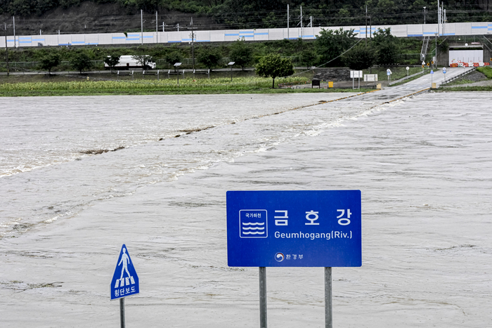 19일 경북 경산시 금호강 일대에 쏟아진 집중호우로 대부잠수교가 물에 잠기고 통행이 전면 통제되고 있다.
이현덕기자 lhd@yeongnam.com