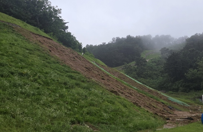 충남 부여 나성의 사면이 유실된 모습. 국가유산청 제공