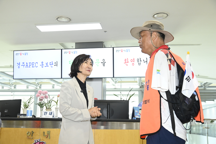 정은주 달성군부군수(왼쪽)가 18일 대구 달성군청 로비에서 APEC 정상회의 성공 개최를 기원하며 국토 도보 종주에 나선 '왼발박사' 이범식 영남이공대 교수를 반갑게 맞이하고 있다.<달성군 제공>