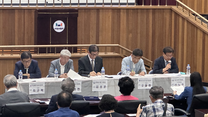 지난 18일 대구문인협회의 복합문학관 공청회에서 신노우 수석부회장이 복합문학관의 필요성을 설명하고 있다. <사진=조현희기자>