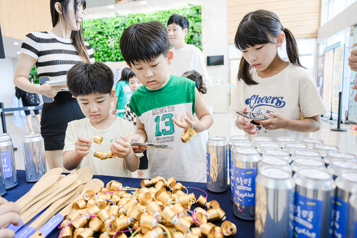 달서아트센터가 자체제작한 넌버벌 퍼포먼스 '뚜들뚜들 선사시대'의 지난해 공연 때 로비 모습. <달서아트센터 제공>