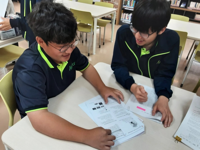 대구 논공중의 다문화 학생들이 한국어와 한국 문화에 적응하기 위한 학교의 '또래 멘토링' 수업에 참여하고 있다. <대구시교육청 제공>