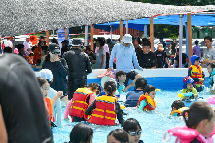 지난해 열린 영주 시원 축제에서 시민들이 물놀이를 즐기고 있다. 영주시 제공