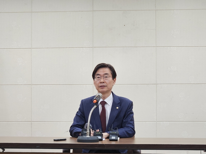국민의힘 당 대표 선거에 출마한 조경태 의원이 22일 대구시의회 3층 회의실에서 출마 기자회견을 갖고 발언하고 있다. 권혁준기자 hyeokjun@yeongnam.com