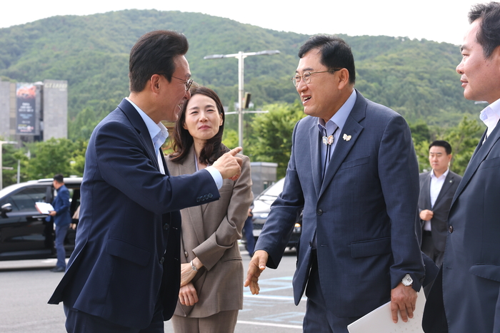 김민석 국무총리(왼쪽)가 APEC 현장점검을 위해 경주HICO에 도착해 주낙영 경주시장과 인사를 나누고 있다. 경주시 제공