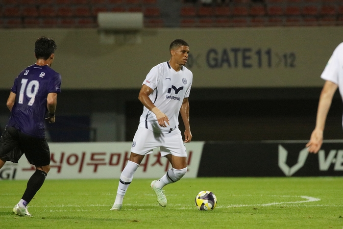 22일 안양종합운동장에서 K리그1 23라운드 안양전을 치르고 있는 대구FC 카이오.<대구FC 제공>