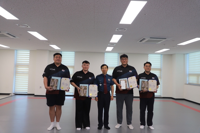 구미경찰서가 경찰에 대한 협조와 경찰업무 발전에 이바지한 공으로 씨름진흥원과 구미시청 씨름단에 감사장을 전달했다. 차승진(왼쪽부터) 구미시청 씨름단 코치, 정창진 감독, 이희석 구미경찰서장, 이태현 씨름진흥원 이사장, 김영수 씨름진흥원 사무국장이 감사장 전달식을 한 후 기념사진 촬영을 하고 있다. <박용기 기자>