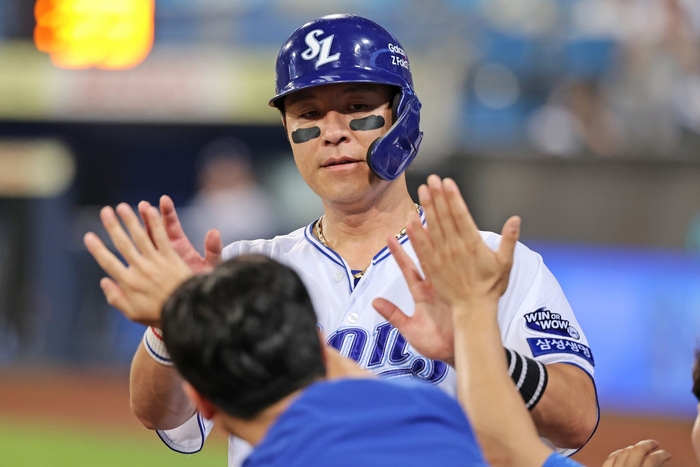 23일 오후 6시30분 대구 삼성라이온즈파크에서 열린 '2025 신한 SOL 뱅크 KBO리그' 삼성 라이온즈와 SSG 랜더스 경기에서 강민호가 득점 후 더그아웃으로 들어오고 있다. <삼성 라이온즈 제공>