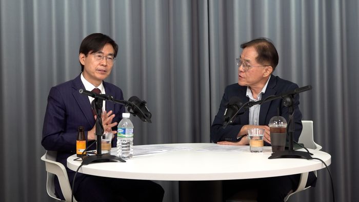 지난 22일 영남일보 스튜디오에서 열린 '박재일의 직설사설' 촬영에서 국민의힘 조경태 의원(왼쪽)과 박재일 영남일보 논설실장이 대담을 나누고 있다. 이형일기자 hilee@yeongnam.com
