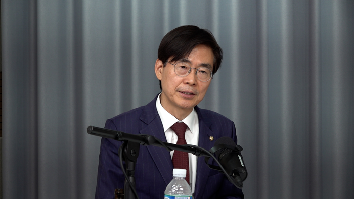 지난 22일 영남일보 스튜디오에서 열린 '박재일의 직설사설' 촬영에서 국민의힘 조경태 의원(왼쪽)이 당대표 선거 출마의 변을 밝히고 있다. 이형일기자 hilee@yeongnam.com