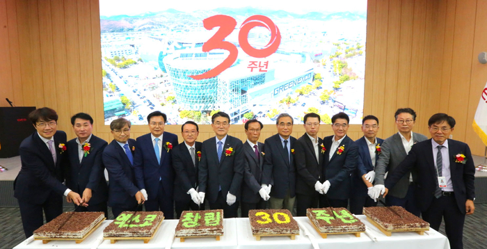 23일 대구 북구 엑스코에서 열린 '엑스코 창립 30주년 기념식'에 참석한 역대 엑스코 사장과 임직원들이 기념촬영을 하고 있다. <엑스코 제공>