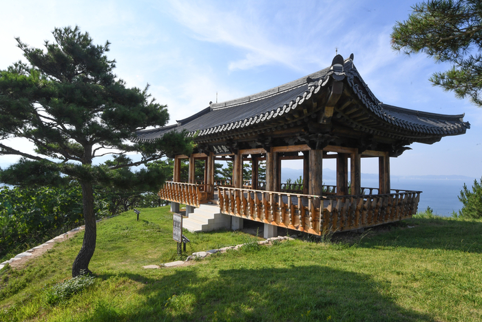 영덕 상대산의 관어대. 관어대라는 이름은 목은 이색이 남긴 글 '노는 고기를 셀만 하다'는 데에서 유래했다.