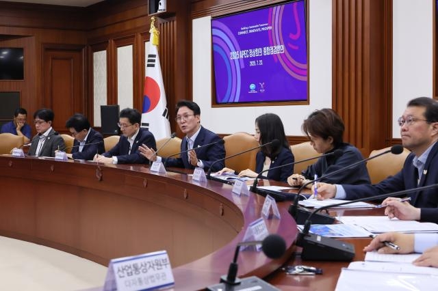 김민석 국무총리가 23일 정부서울청사에서 열린 APEC 정상회의 종합점검회의에서 'K-APEC! 결국 국민이 합니다'를 주제로 기조 발제를 하고 있다. [사진=연합뉴스]