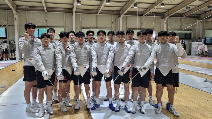 대구 오성고 펜싱부 선수들이 지난 16일 교내 펜싱 훈련장에서 연습을 마친 후 브레이드(칼)을 한곳으로 모으고 화이팅을 외치고 있다.<이효설 촬영>