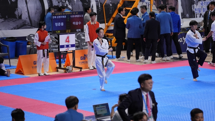지난 19일 경북 상주 실내체육관에서 진행된 '2025 박정희컵 국제오픈태권도대회'에 참가한 신천지예수교회 태권도 대표팀 정준용 선수가 공인품새 개인전에 출전해 품새 시연을 하고 있다. <신천지 예수교회 제공>
