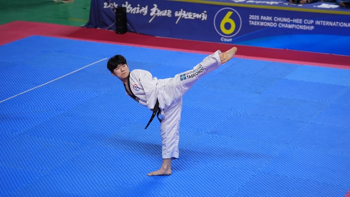 지난 19일 경북 상주 실내체육관에서 진행된 '2025 박정희컵 국제오픈태권도대회'에 참가한 신천지예수교회 태권도 대표팀 배도원 선수가 공인품새 개인전에 출전해 품새 시연을 하고 있다. <신천지 예수교회 제공>