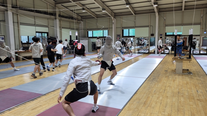 지난 16일 대구 오성고 펜싱부 선수들이 교내 펜싱 훈련장에서 서로 겨루고 있다. 이효설기자