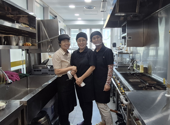 24일 오전 11시 대구 중구 노인일자리 사업장 '마실김밥 4호점'에서 근무하는 임점희(맨 왼쪽·68), 임정숙(65), 박윤희(64)씨가 주방에서 미소를 짓고 있다. 조윤화 기자