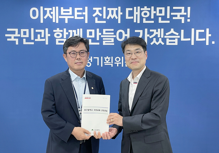 김정기 대구시장 권한대행이 안도걸 기획분과 기획위원에게 지역 현안의 국정과제 반영을 건의했다. 대구시 제공