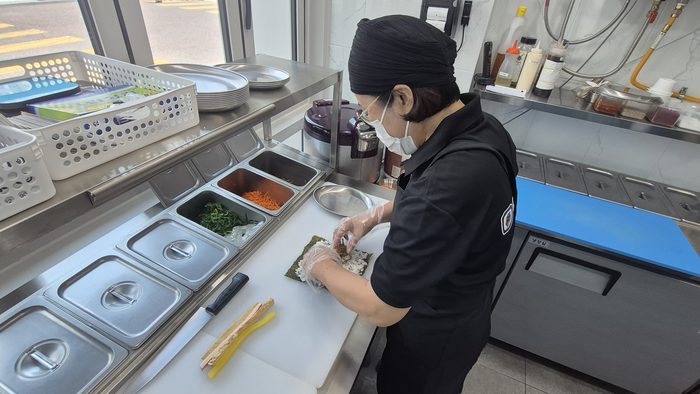 24일 오전 11시 대구 중구 노인일자리 사업장 '마실김밥 4호점'에서 근무하는 임정숙(65)씨가 김밥을 말고 있다. 조윤화 기자