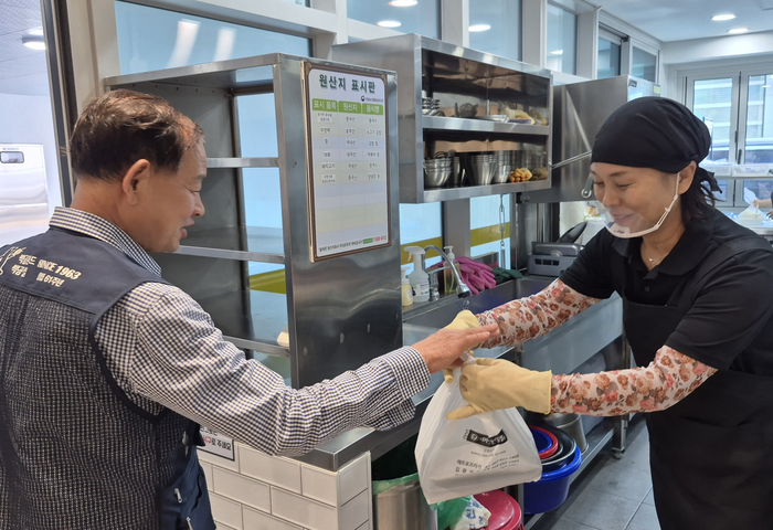 24일 오전 11시 대구 중구 노인일자리 사업장 '마실김밥 4호점'에서 근무하는 박윤희(64)씨가 손님에게 김밥을 건네고 있다. 조윤화 기자