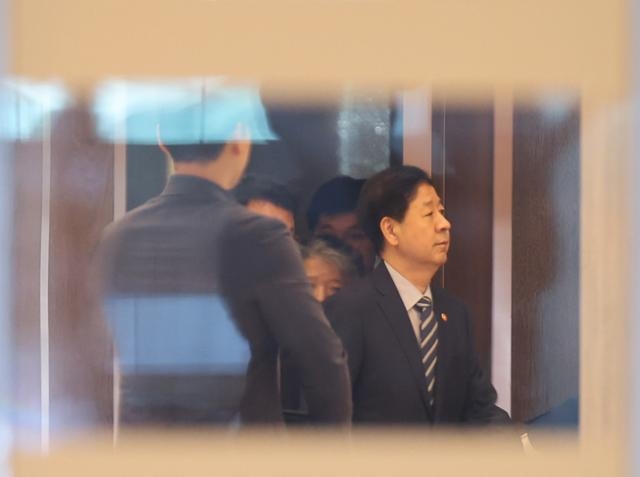 한미 간 '2+2 통상협상'을 위해 미국으로 출국하려던 구윤철 부총리 겸 기재부 장관이 24일 인천국제공항 귀빈실에서 굳은 표정으로 나오고 있다. 연합뉴스.