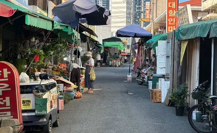 24일 오후 4시쯤 방문한 대구 달서구 신내당시장. 평소라면 저녁장을 보러온 사람들로 붐여야할 시간대지만 한산한 모습이다.