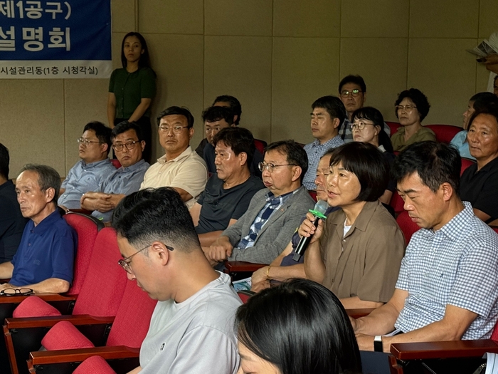 25일 오후 2시 대구 달성군 그린에너지센터에서 열린 대구산업선철도 제1공구 환경영향평가 주민 설명회에 참석한 주민이 국가철도공단 측에 질의하고 있다.