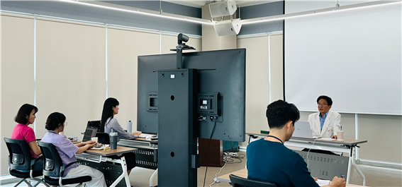 사공정규 동국대 의과대학 정신건강의학과 교수가 23일 경상북도광역정신건강복지센터에서 열린 온·오프라인 공개강좌에서 강연하고 있다. <경상북도광역정신건강복지센터〉